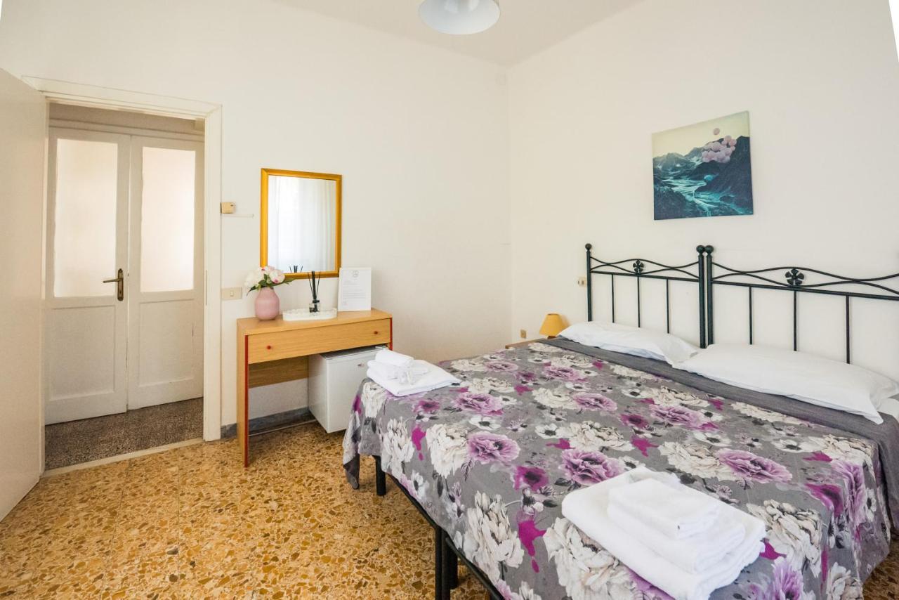 Casa Violetta Bed & Breakfast Marina di Massa Buitenkant foto