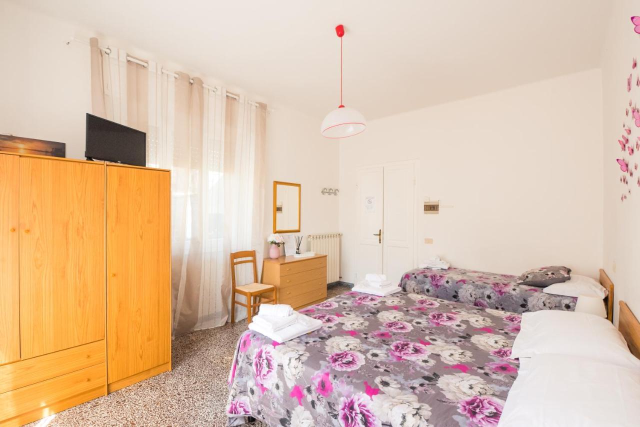Casa Violetta Bed & Breakfast Marina di Massa Buitenkant foto