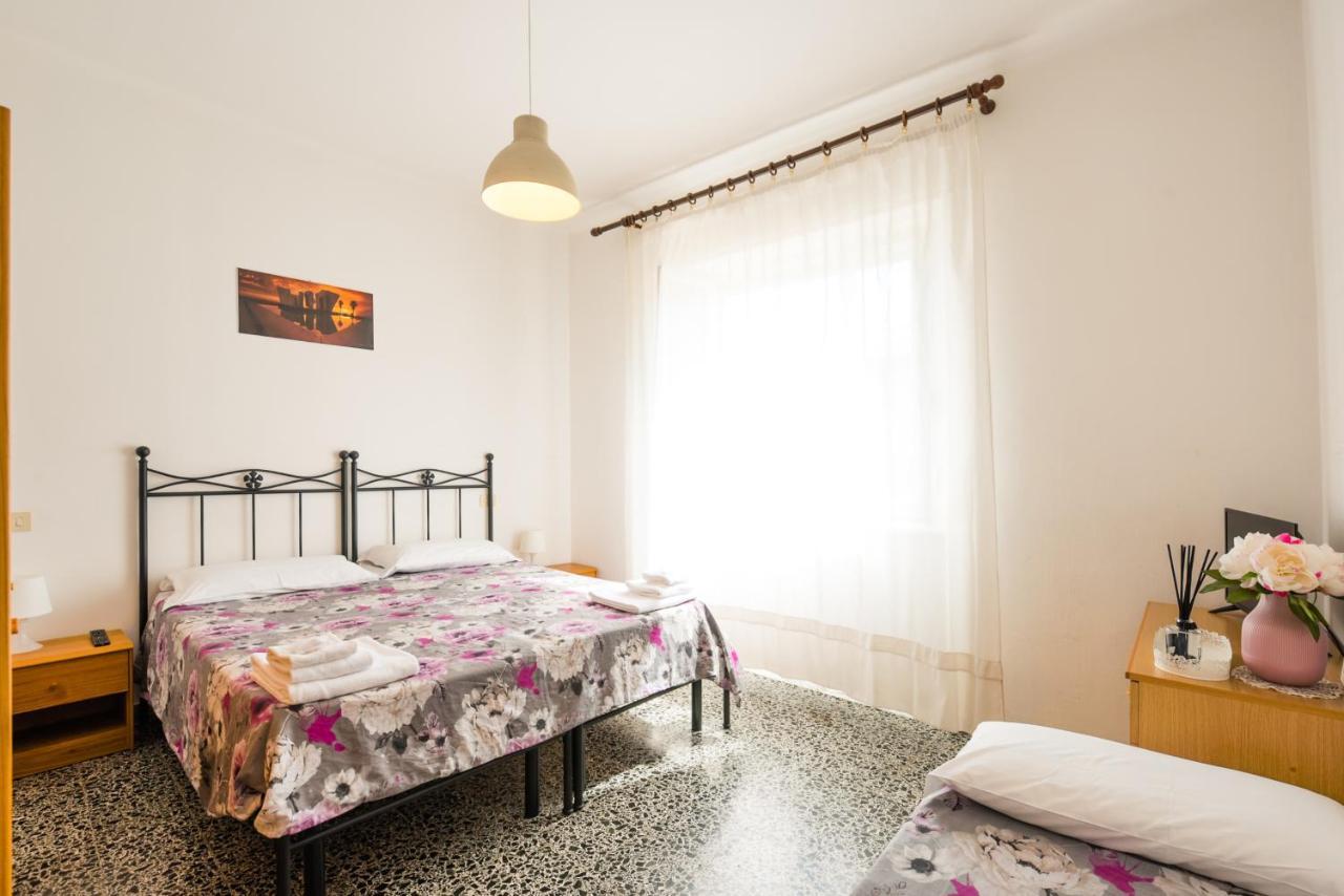 Casa Violetta Bed & Breakfast Marina di Massa Buitenkant foto